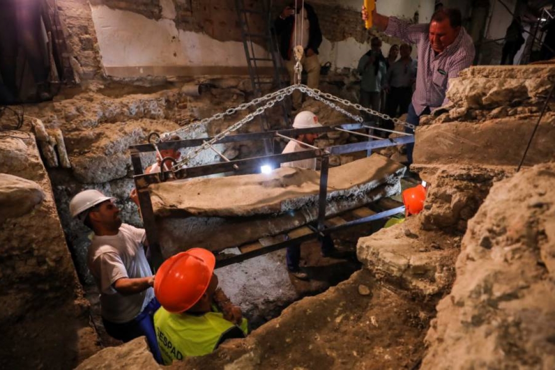 Descubren en el Centro de Granada un sarcófago romano de plomo